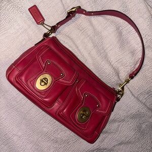 Coach Legacy Turnlock in raspberry 💕